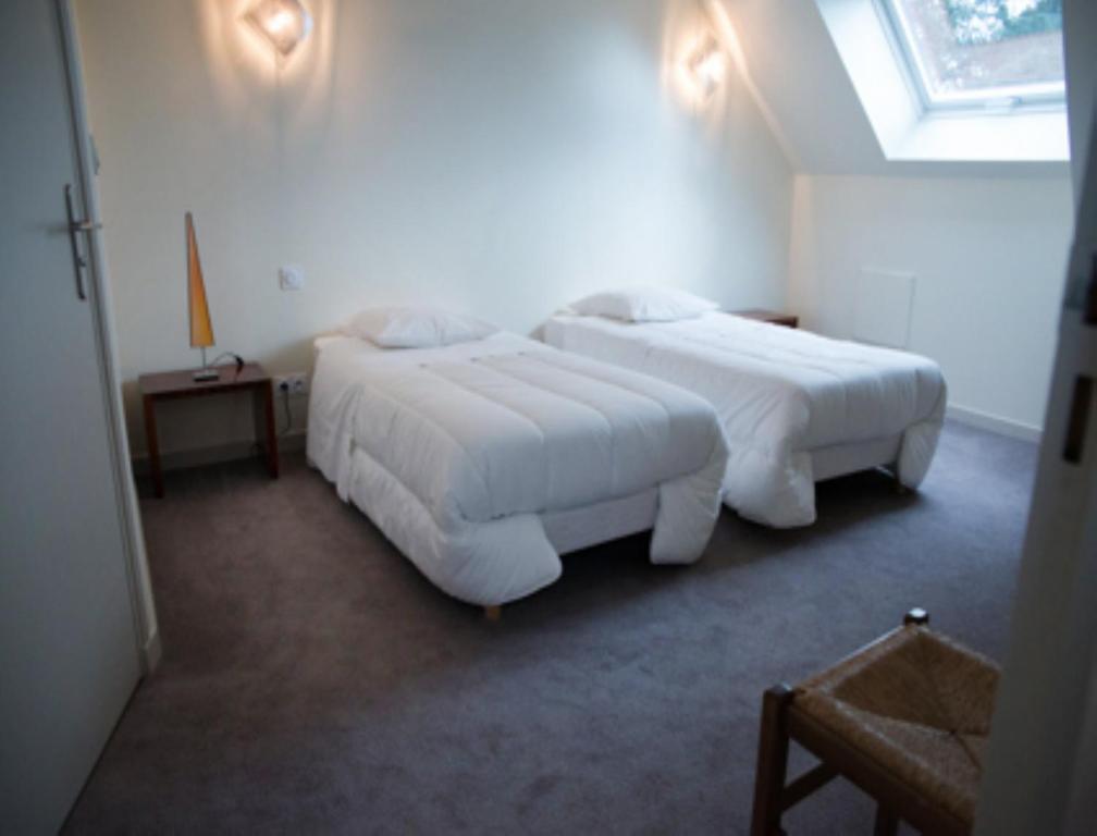 Hotel Le Petit Pont Moncé-en-Belin Zimmer foto